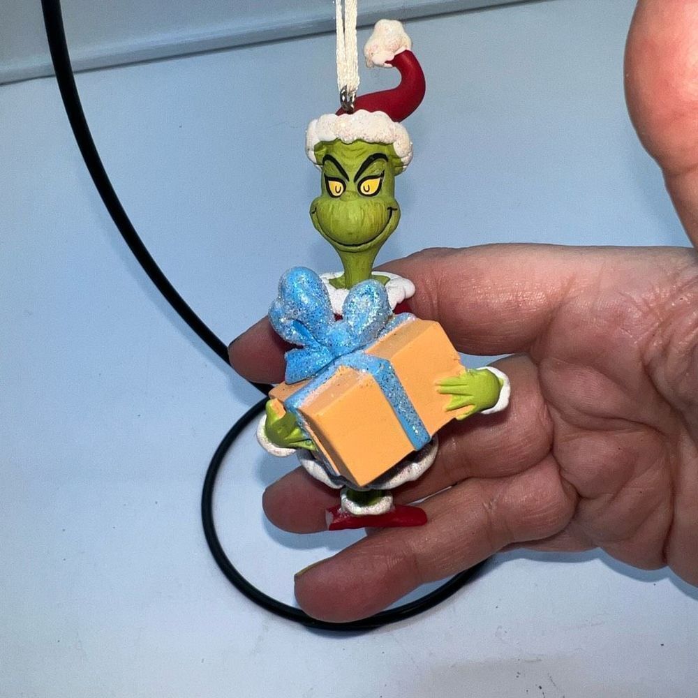 Dr. Seuss Grinch Holding Present Ornament **SEE PICS
